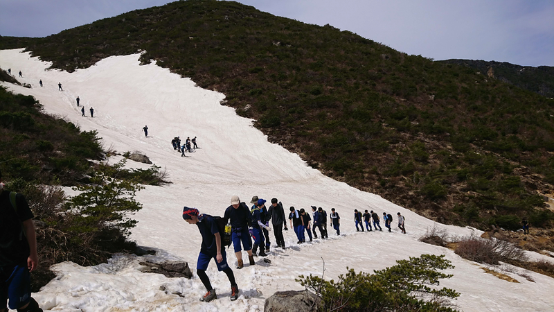 雪のある山を一列で登る